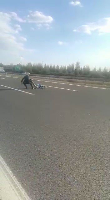 Duyarlı Vatandaşın Davranışı Otoyolda Faciayı Engelledi
