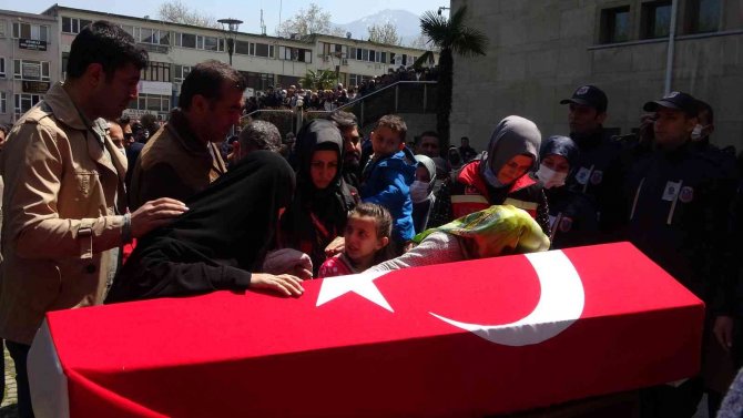 Bakan Soylu Ağlayan Şehit Kızını Teselli Etti