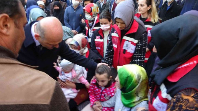 Bakan Soylu Ağlayan Şehit Kızını Teselli Etti