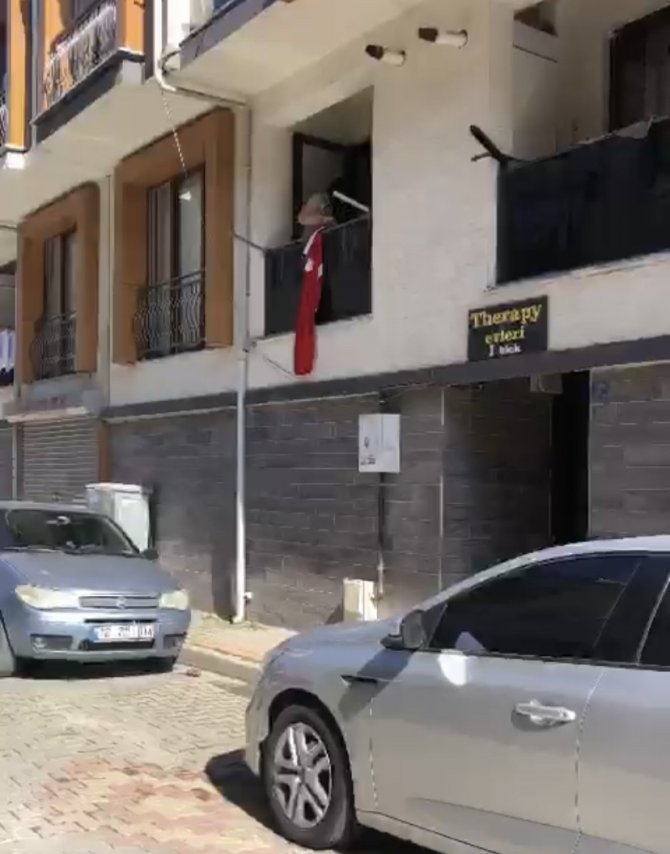 Bursa’daki Patlamada Şehit Olan Ceza İnfaz Memurunun Evine Türk Bayrağı Asıldı