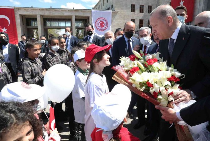 Cumhurbaşkanı Erdoğan, Meclis’te Karşılaştığı Çocuklarla Sohbet Etti