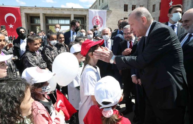 Cumhurbaşkanı Erdoğan, Meclis’te Karşılaştığı Çocuklarla Sohbet Etti