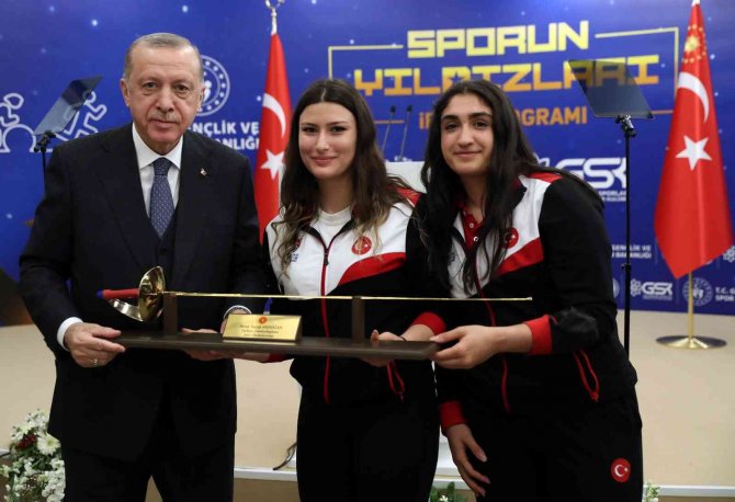 Cumhurbaşkanı Erdoğan: "Tüm İmkanlarımızla Sporcularımızın Yanında Olmayı Sürdüreceğiz"