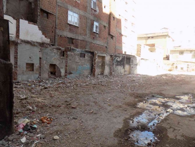 Bağlar’da Metruk Yapıların Yıkımları Talep Üzerine Devam Ediyor