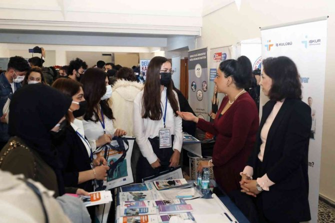 Deü, Gençlere Kariyer Fırsatları Sunmayı Sürdürüyor