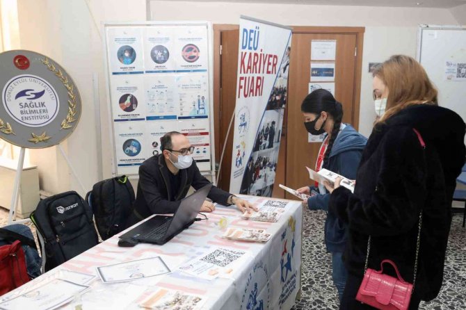 Deü, Gençlere Kariyer Fırsatları Sunmayı Sürdürüyor