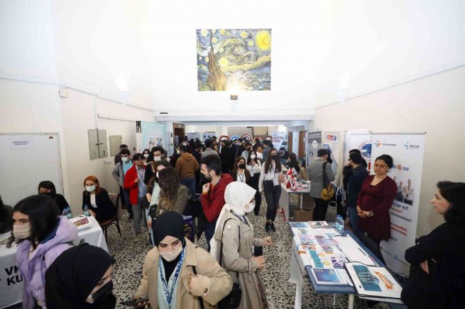 Deü, Gençlere Kariyer Fırsatları Sunmayı Sürdürüyor