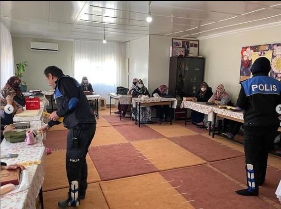 Polis Ekipleri Mahallelerde Bilgilendirici Broşür Dağıttı