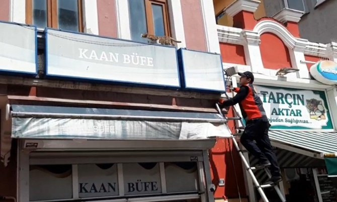 İ̇ş Yerinin Tabelasında Mahsur Kalan Kediyi Kurtarmak İçin Seferber Oldular