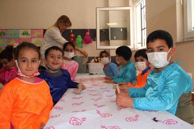 Elazığ’da Minik Öğrenciler Ahşap Boyama Etkinliğinde