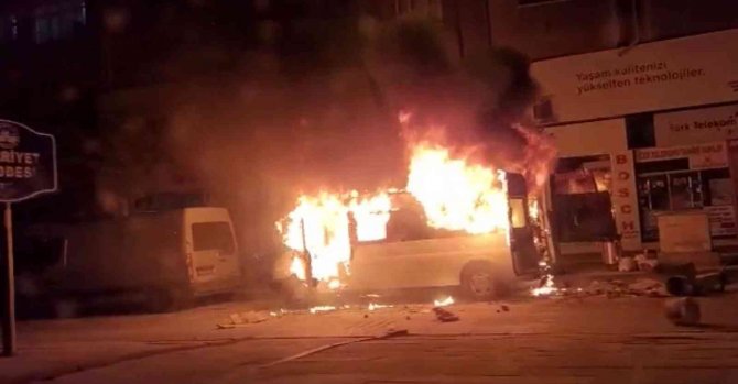Kontağın Çevrilmesiyle Transit Bir Anda Patlayıp Alev Topuna Döndü: 1 Yaralı
