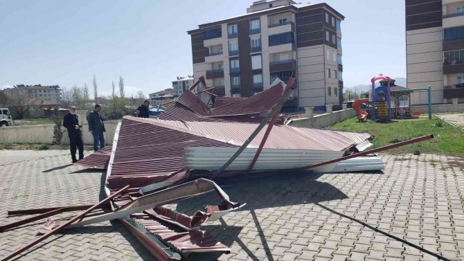 Fırtına Binanın Çatısını Uçurdu, 3 Araç Hasar Gördü