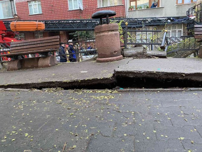 Esenler’de Yola Devrilen Ağaç Korku Dolu Anlar Yaşattı