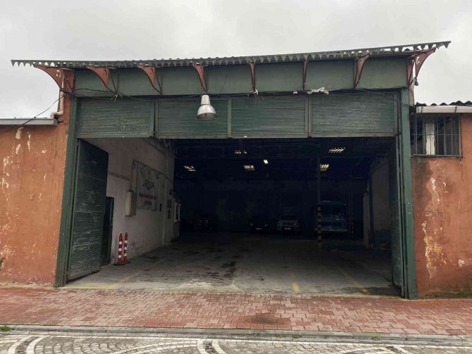 Otelin Otoparkında Bulunan İ̇stanbul’un Fethinde Şehit Olan Askerin Kabri Görenleri Şaşırtıyor