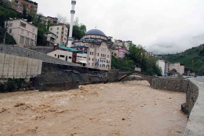 20 Ay Önce Sel Afeti Yaşayan Dereli’de Su Seviyesi Yükselen Dere Paniğe Neden Oldu