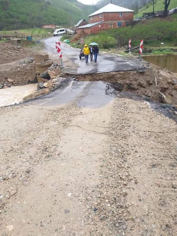 Giresun’da Dere Taştı: Yağlıdere-alucra Karayolu Ulaşıma Kapandı