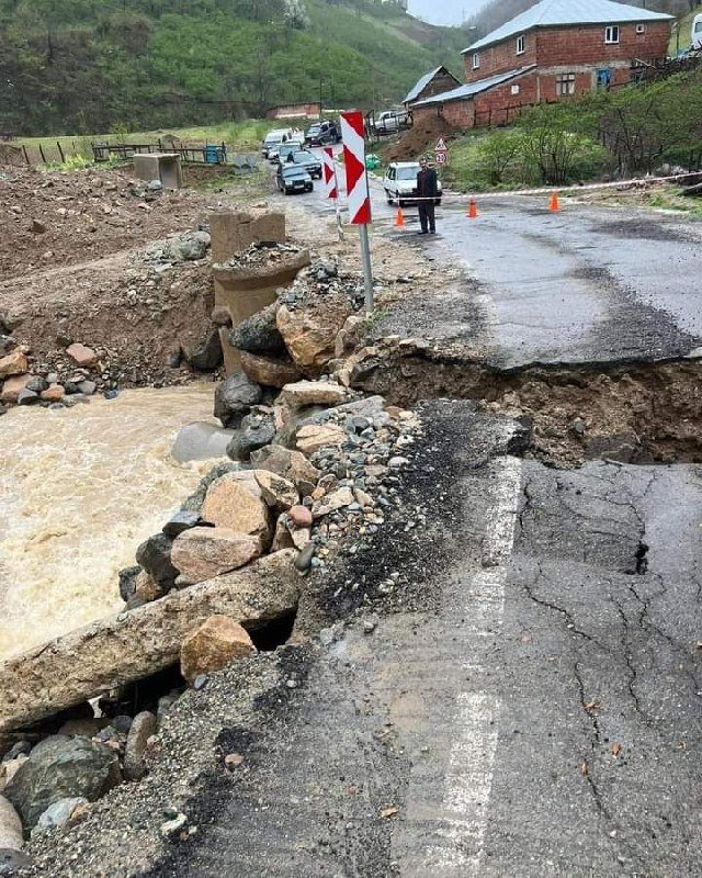 Giresun’da Dere Taştı: Yağlıdere-alucra Karayolu Ulaşıma Kapandı