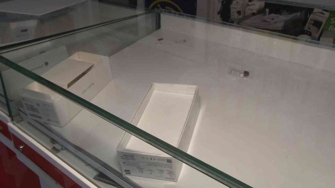İ̇ftar Saati Sessizliğinden Faydalanan Hırsızlar 65 Adet Telefon Çaldı