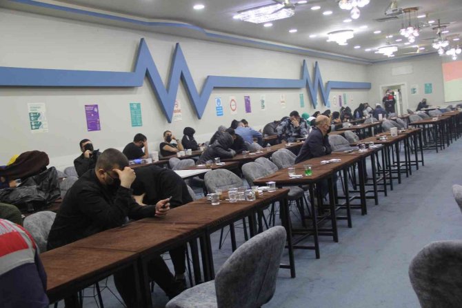Jandarmayı Görünce Kumar Aletlerini Asitle Yok Etmek İstemişler: Sözde Sendikaya Kumar Baskını Kamerada