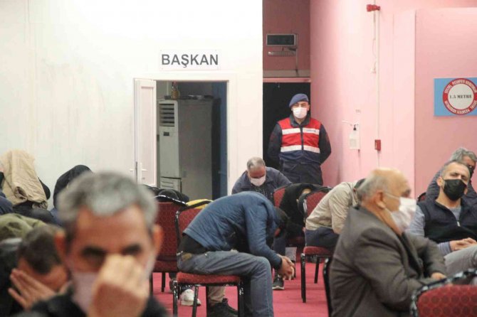 Jandarmayı Görünce Kumar Aletlerini Asitle Yok Etmek İstemişler: Sözde Sendikaya Kumar Baskını Kamerada