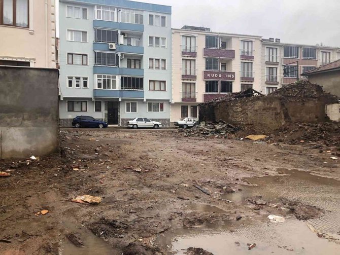 Karacabey’deki Metruk Binalar Bir Bir Ortadan Kaldırılıyor