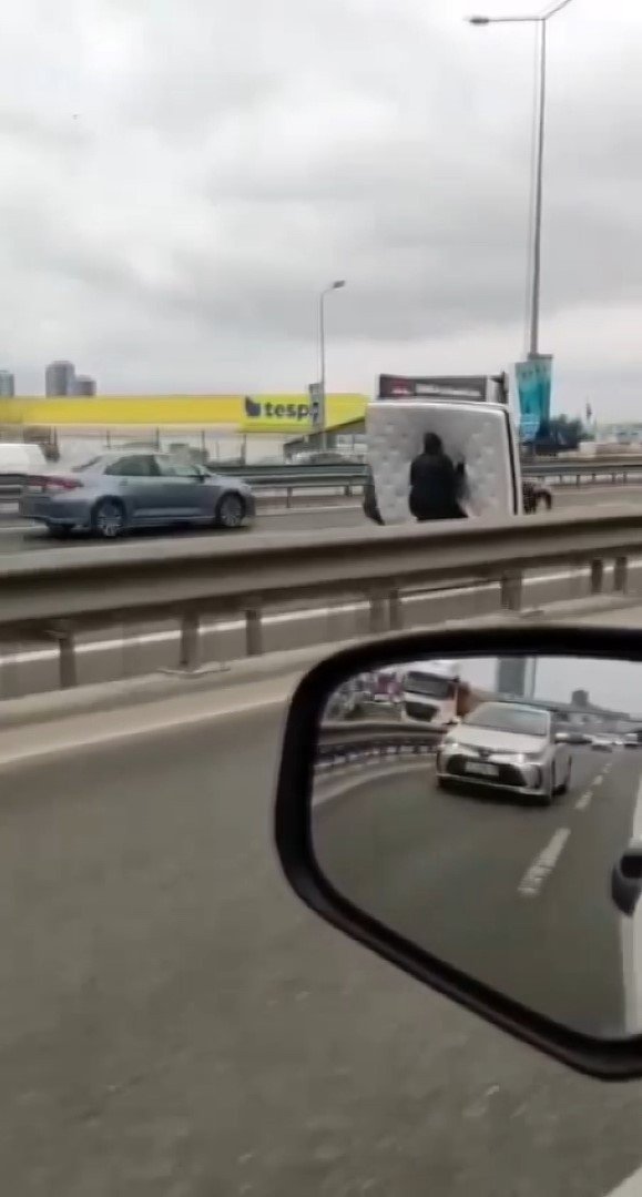 Kartal’da Motosiklet Sürücüsünün Yatakla Tehlikeli Yolculuğu Kamerada