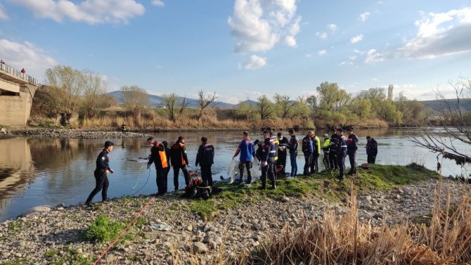 Kayseri’de Feci Kaza: Irmağa Uçan Araçtan Karı Kocanın Cansız Bedeni Çıktı