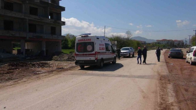 İ̇nşaat Halindeki Binadan Düşen Genç Yaralandı