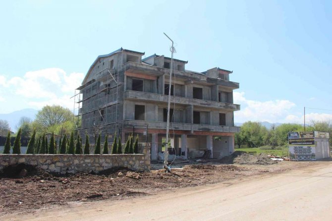 İ̇nşaat Halindeki Binadan Düşen Genç Yaralandı