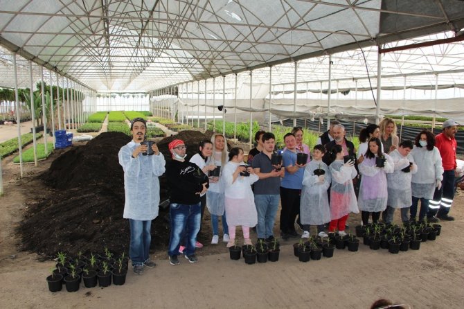 Konyaaltı’nda Down Sendromlu Çocuklar Saksılara Çiçek Dikti