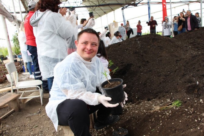 Konyaaltı’nda Down Sendromlu Çocuklar Saksılara Çiçek Dikti