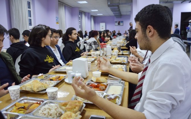 Protokol Yatılı Öğrencilerle İftar Açtı