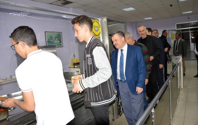 Protokol Yatılı Öğrencilerle İftar Açtı