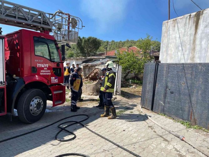 Küle Dönen Evde Bulunan Ziynet Eşyaları Sahibine Teslim Edildi