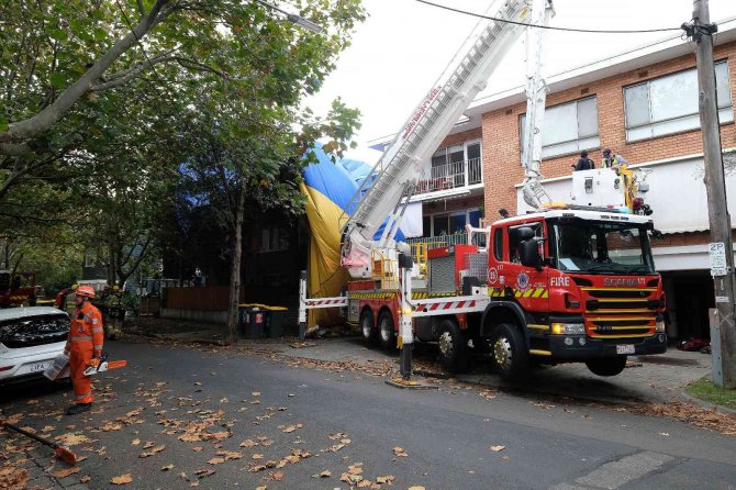 Melbourne’de 12 Kişiyi Taşıyan Sıcak Hava Balonu Caddeye Acil İniş Yaptı
