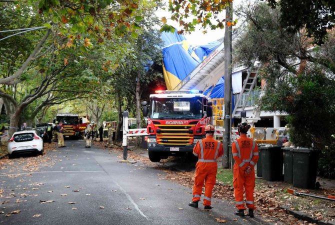 Melbourne’de 12 Kişiyi Taşıyan Sıcak Hava Balonu Caddeye Acil İniş Yaptı