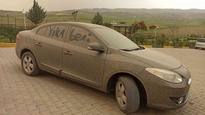 Siirt’te Araç Ve Balkonlar Tozla Kaplandı