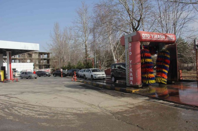 Erzincan’a Çamur Yağdı, Oto Yıkamacılarda Kuyruk Oluştu
