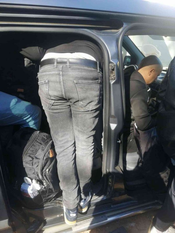4 Kişilik Araçta 13 Düzensiz Göçmen Yakalandı