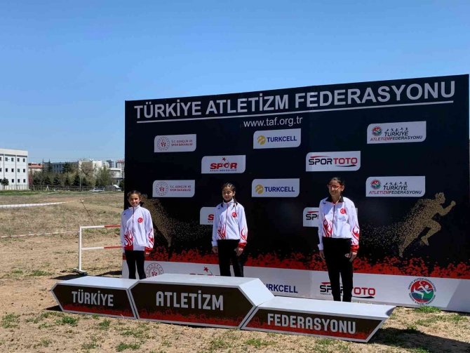 Genç Atletler 2 Madalya İle Dönüyor