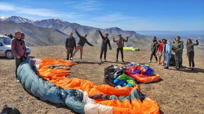 Üniversite Öğrencilerinin Yamaç Paraşütü Heyecanı