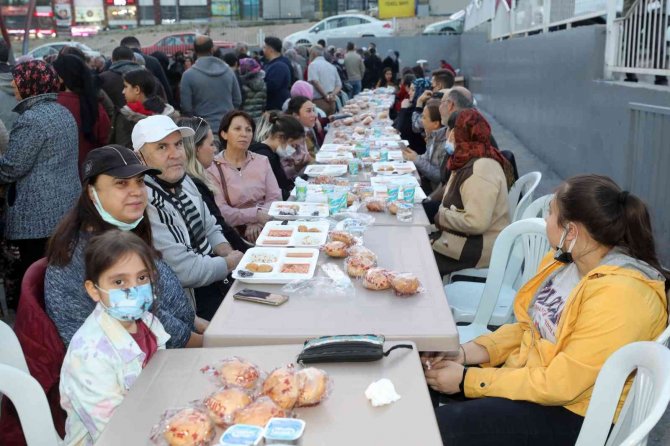 2 Bin Kişi Ata’da İftar Yaptı