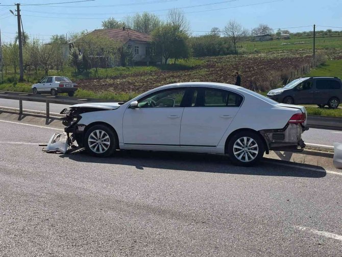 Duble Yolda Kontrolden Çıktı, Park Halindeki Araçları Biçti