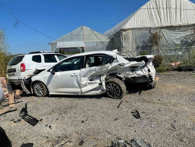Duble Yolda Kontrolden Çıktı, Park Halindeki Araçları Biçti