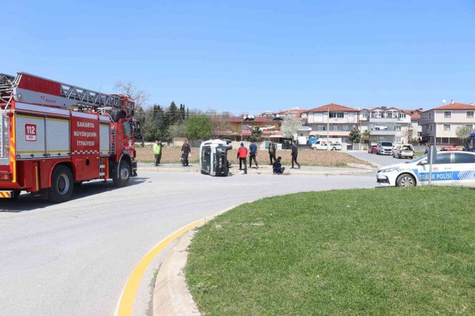 Kargo Şirketi Kamyonu İle Çarpışan Hafif Ticari Araç Devrildi: 2 Yaralı
