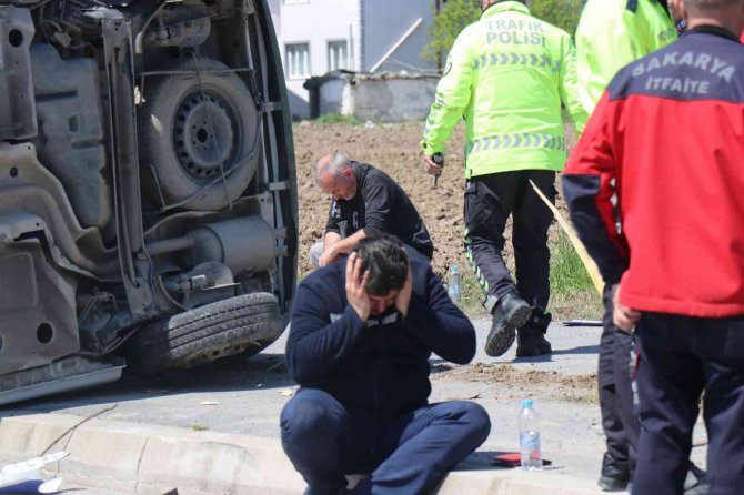 Kargo Şirketi Kamyonu İle Çarpışan Hafif Ticari Araç Devrildi: 2 Yaralı
