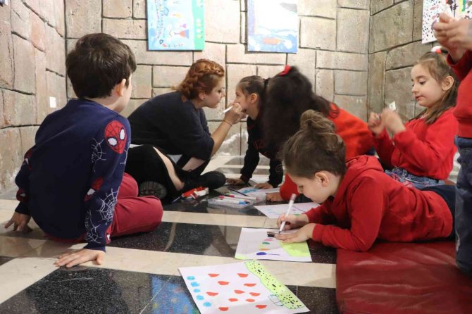 Minikler Resim Yaparak Ve Uçutrma Uçurarak Doyasıya Eğlendi