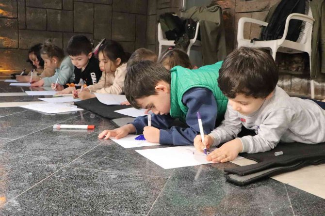 Minikler Resim Yaparak Ve Uçutrma Uçurarak Doyasıya Eğlendi