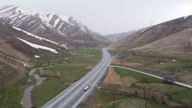 Bitlis’teki Dağların Bir Yanı Kar Bir Yanı Bahar
