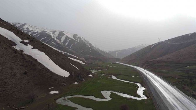 Bitlis’teki Dağların Bir Yanı Kar Bir Yanı Bahar